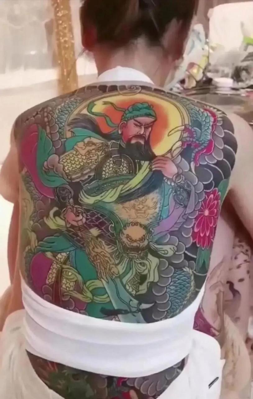 第一次见人把关公纹在身上,而且还是个女人,问题是能镇得住关二爷吗?