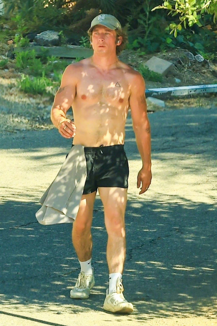 杰瑞米·艾伦·怀特外出运动被拍.