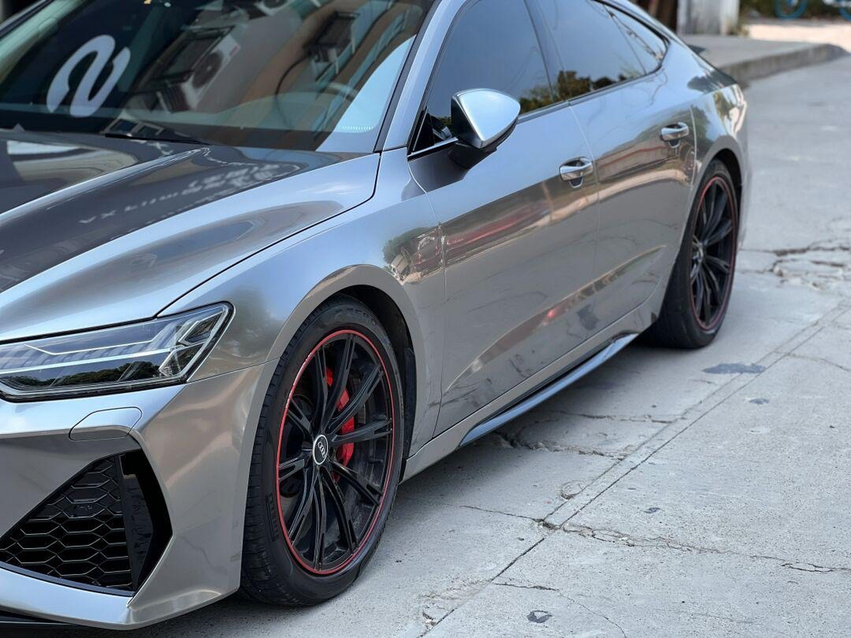 奥迪a7的银色车身具有个性鲜明的效果,即使在雨季,也阻挡不住车身改