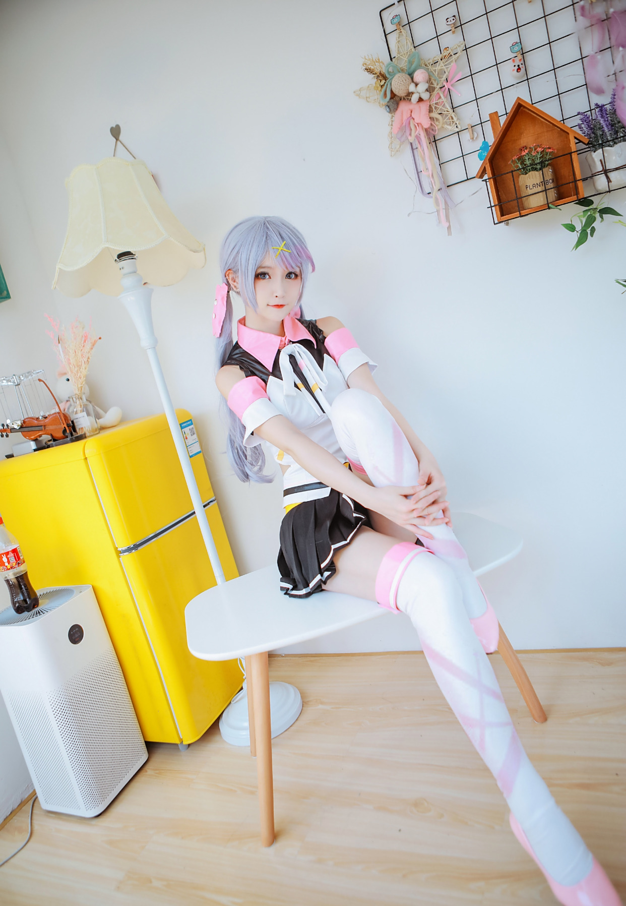 cosplay:把银色长发梳成单边侧马尾的jk少女,配过膝白丝袜,好美