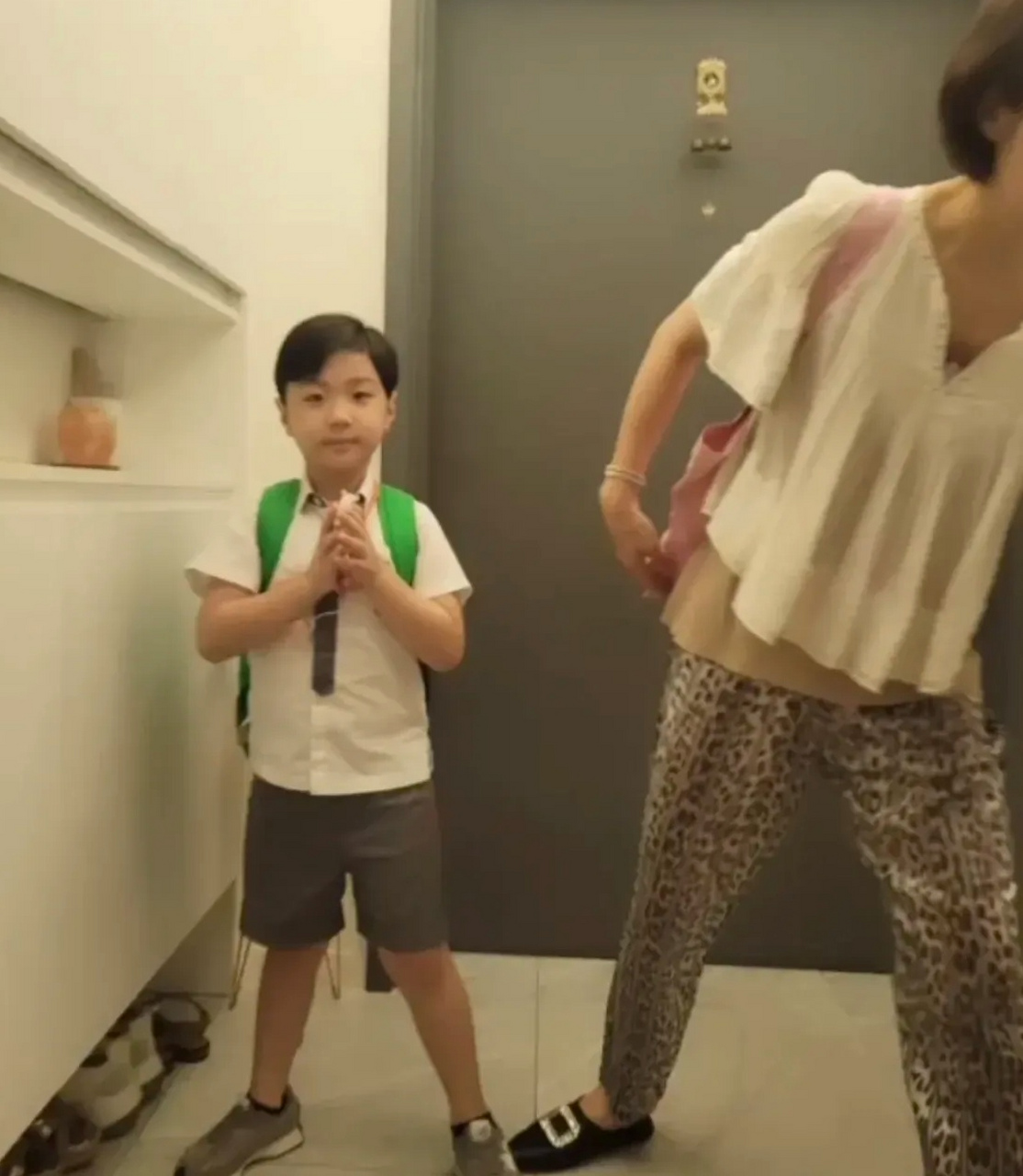 7月,演员蔡琳在自己的instagram上上传了多张照片.