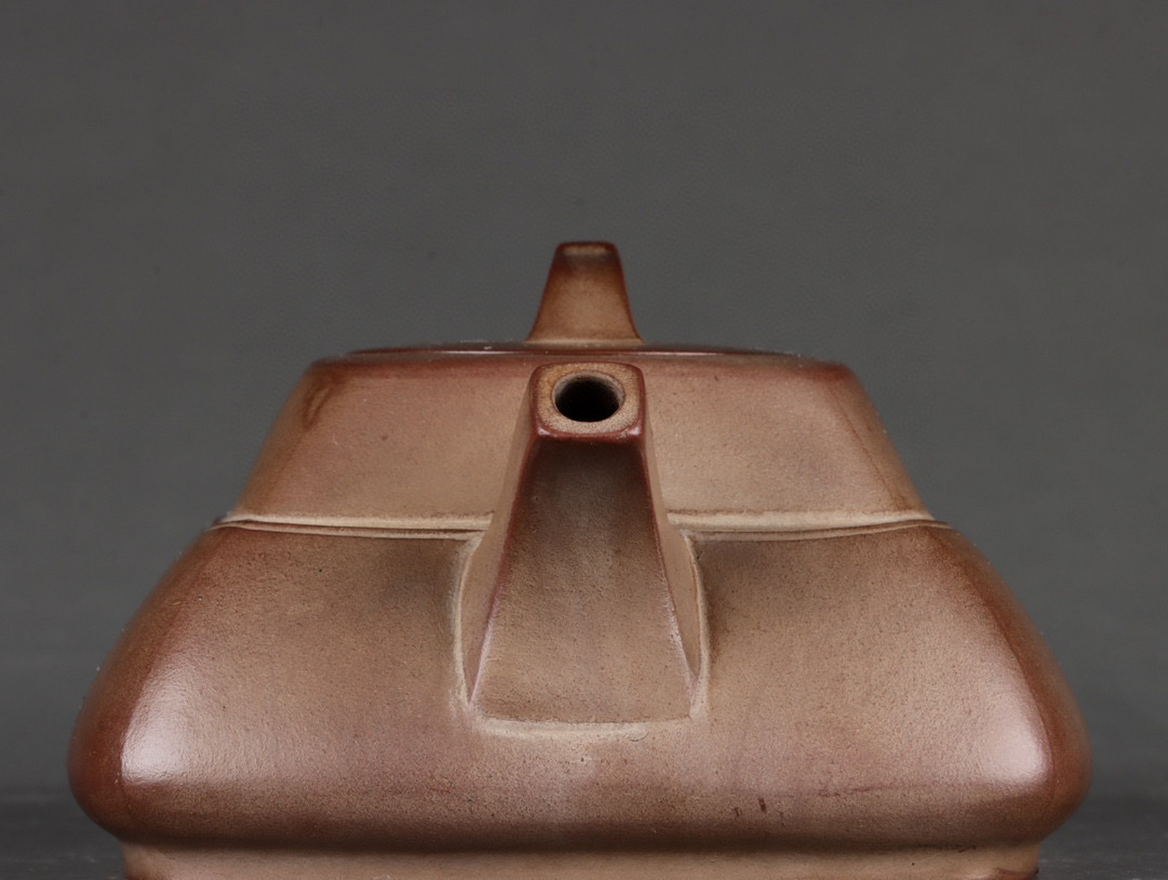 明  四方斗笠紫砂壶. 款识:沈君盛 明代 高 6×13.6cm