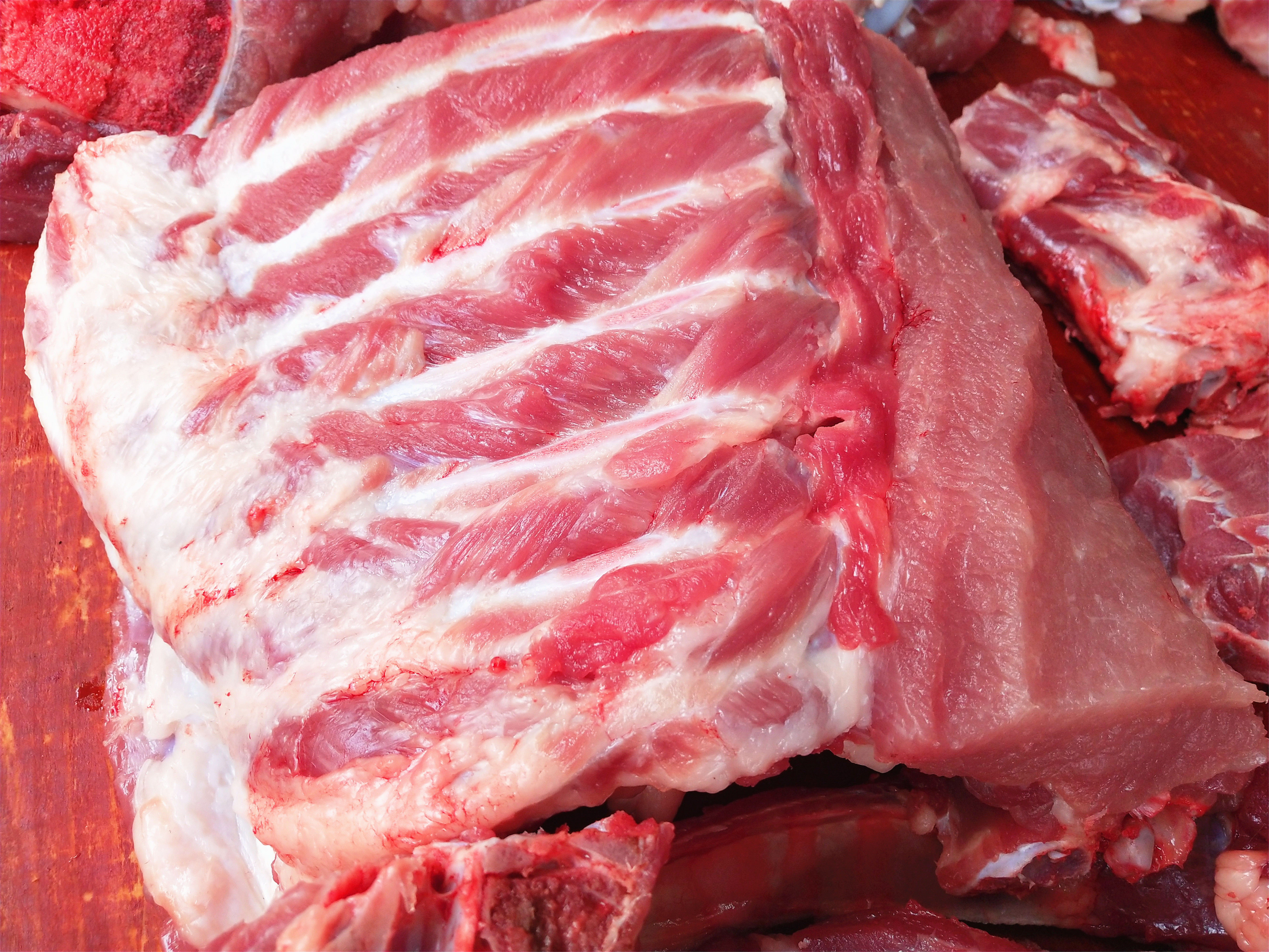 买排骨时,挑“肉多”还是“肉少”的好?肉贩子透漏了嘴,看一看