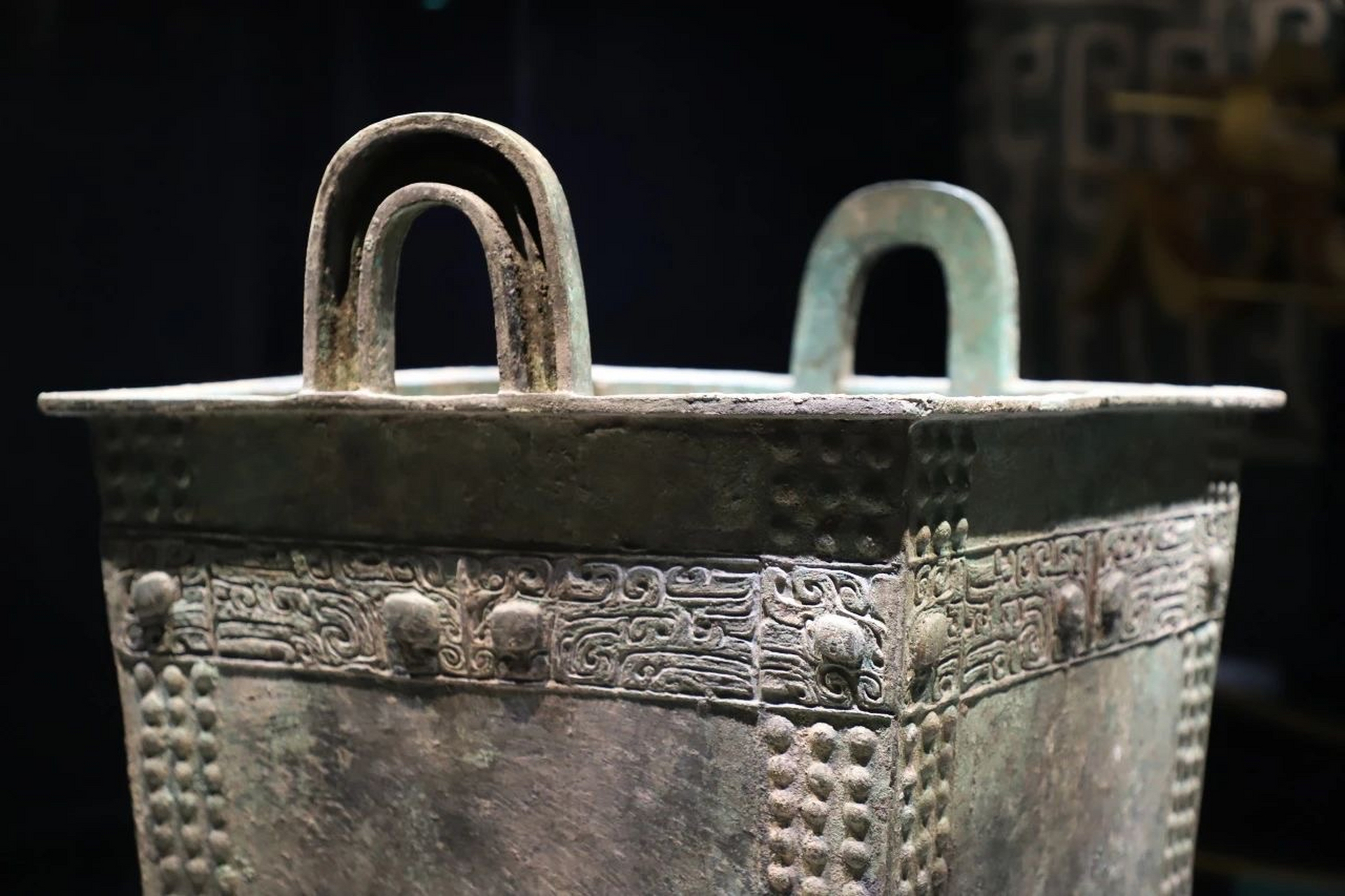 【且看且珍惜-限时展品-兽面乳钉纹铜方鼎】"天地吉金——郑州地区夏