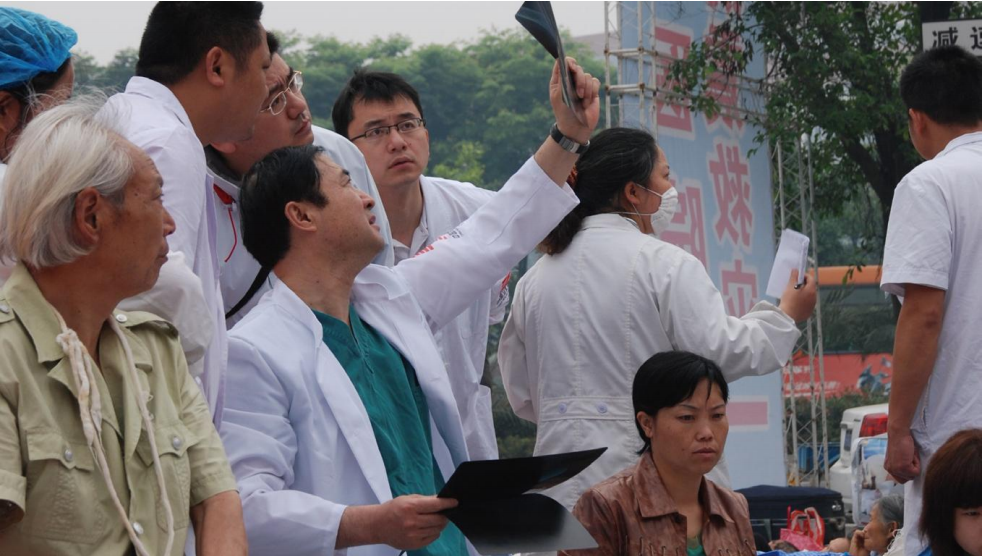 刘中民教授15前年于汶川地震灾难救援缩影