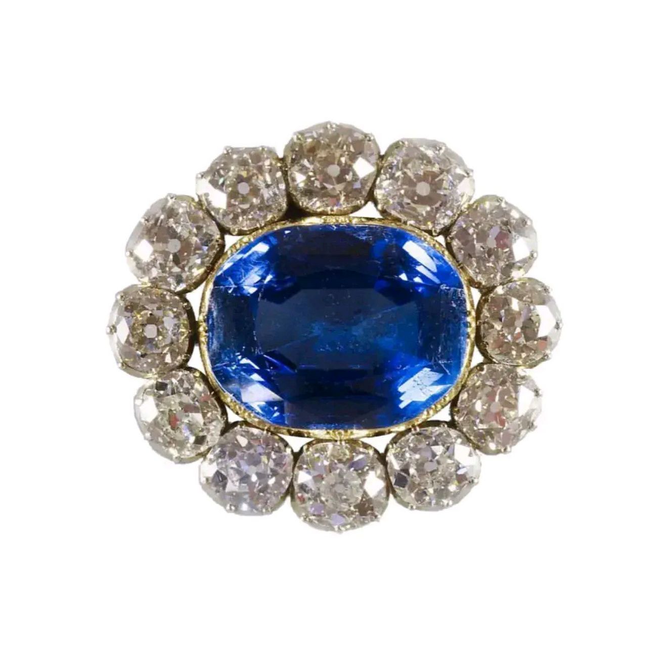 蓝宝石首饰是英国王室女人身份的象征,凯特有蓝宝石戒指,是婆婆戴安娜