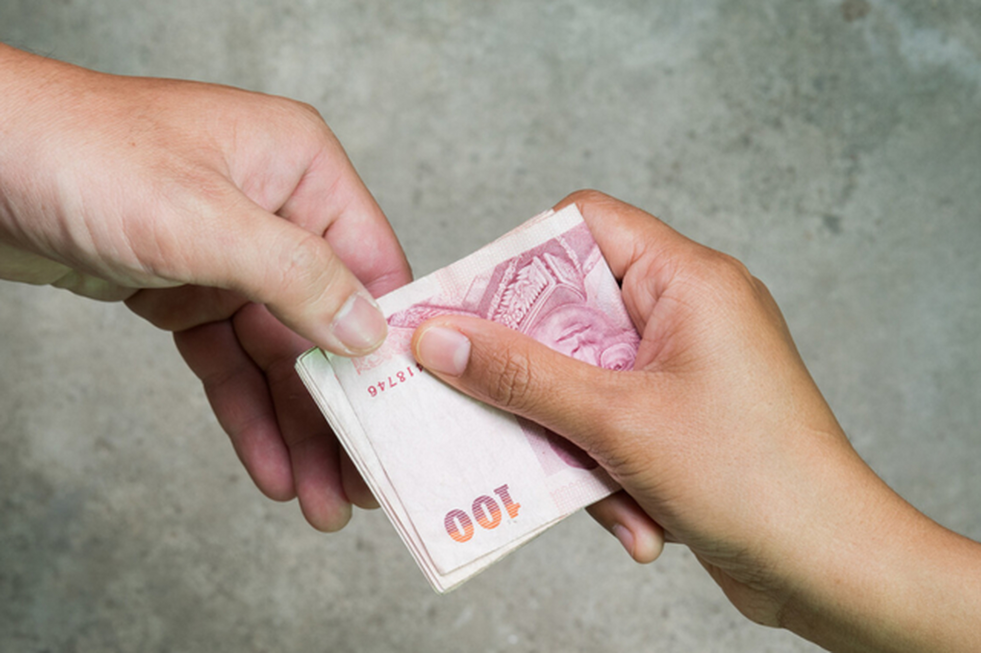 原来儿子结婚后为了孩子上好学校,非要买二套房,而自己和媳妇却没钱