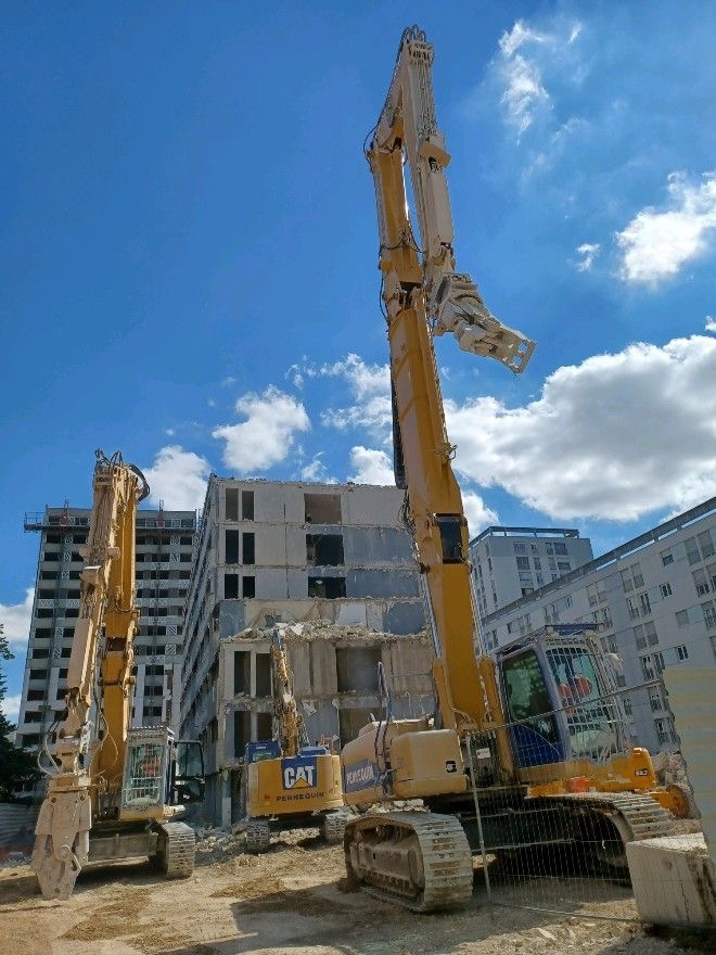 大型液压剪拆楼机保护性拆除楼房