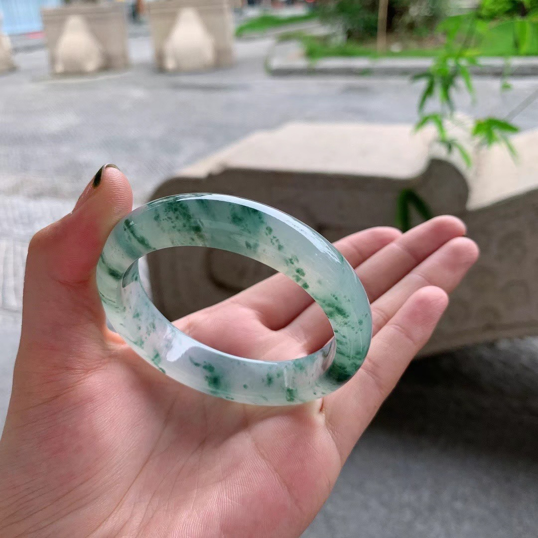天然翡翠冰底飘蓝花手镯|一款缅甸翡翠冰底兰花颜色漂亮的手镯