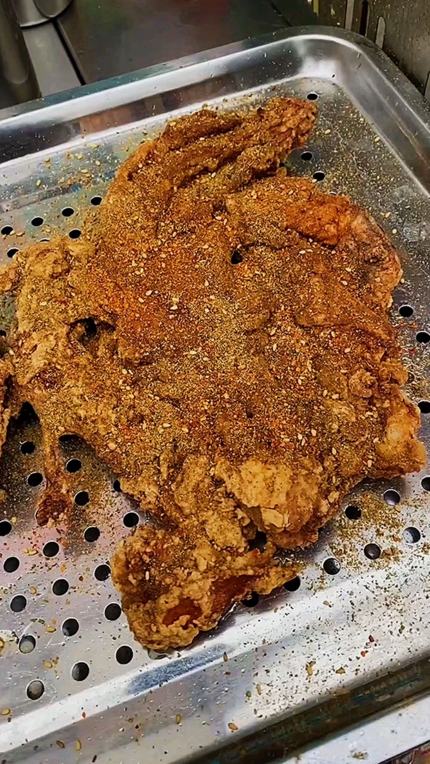 夜市里7元一个的铁板鸡架,香酥可口,一天就卖两百来个!-度小视