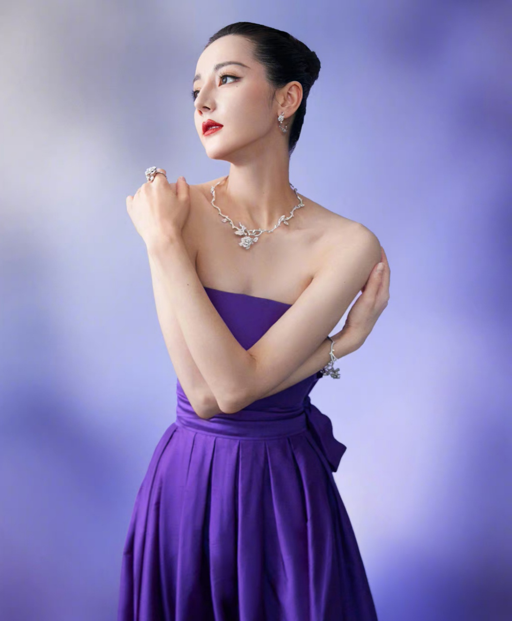 迪丽热巴# 一袭紫色抹胸开叉裙,丰满傲人的事业线,前凸后翘,窈窕曼妙