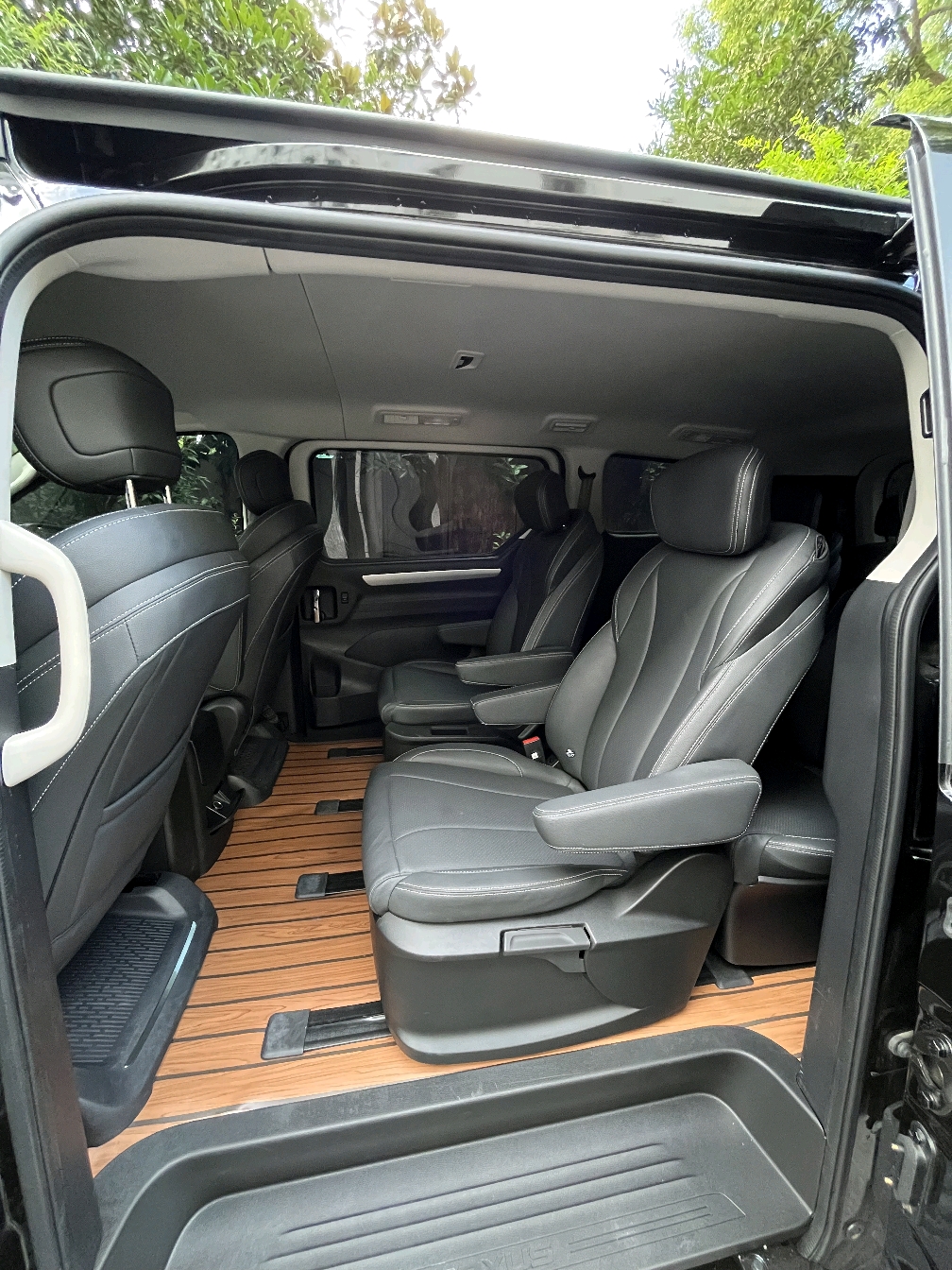 上海租大通g20商务车租赁相亲相爱一家人商务用车9座自动挡