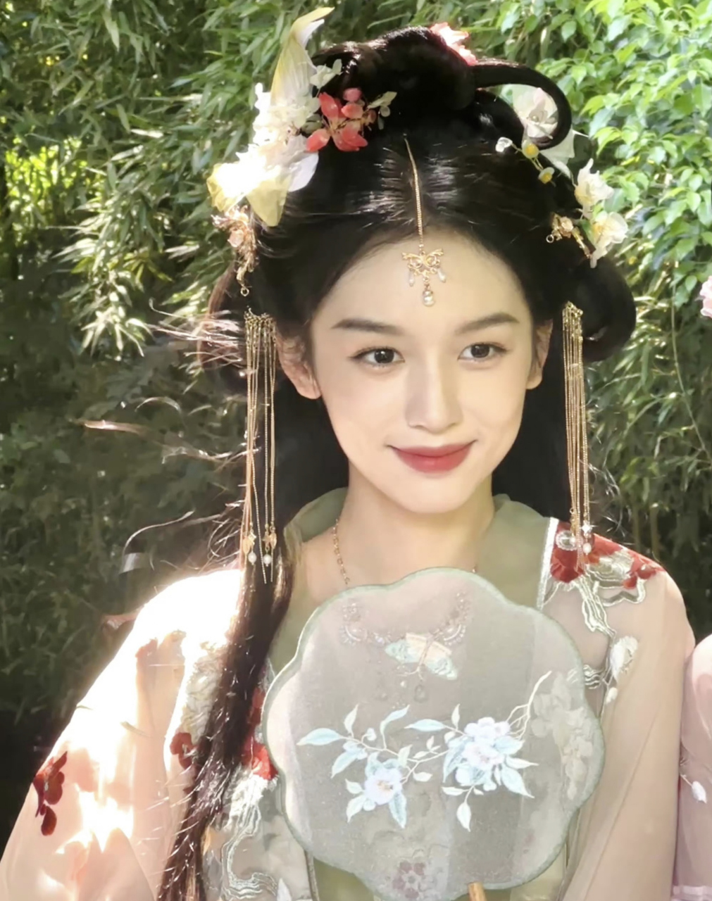 周也这也太适合古装了,既可以温婉可人又可以英气逼人,真是宝藏女孩