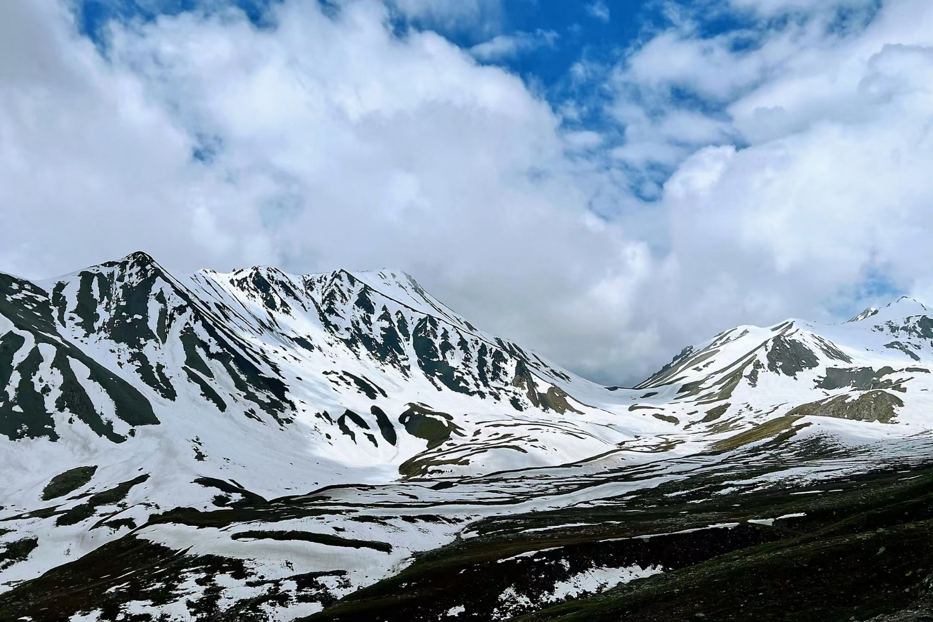 雪山达坂,深山峡谷和高山草原上,在中国的公路中独树一帜,并被誉为