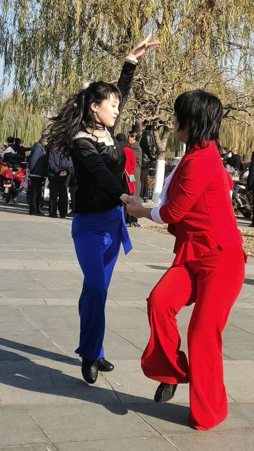 广场上跳舞的小媳妇跳起舞来真是妩媚动人,太美啦-度小视