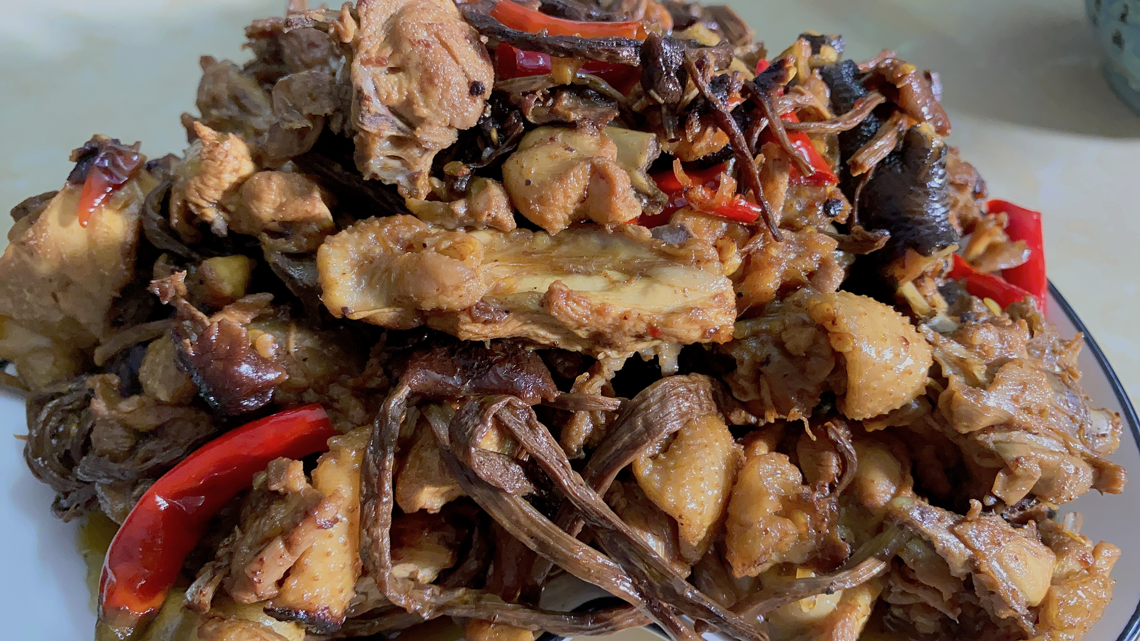 干菌子爆焖土鸡肉安排上,香味弥漫,刚做好就忍不住想吃了