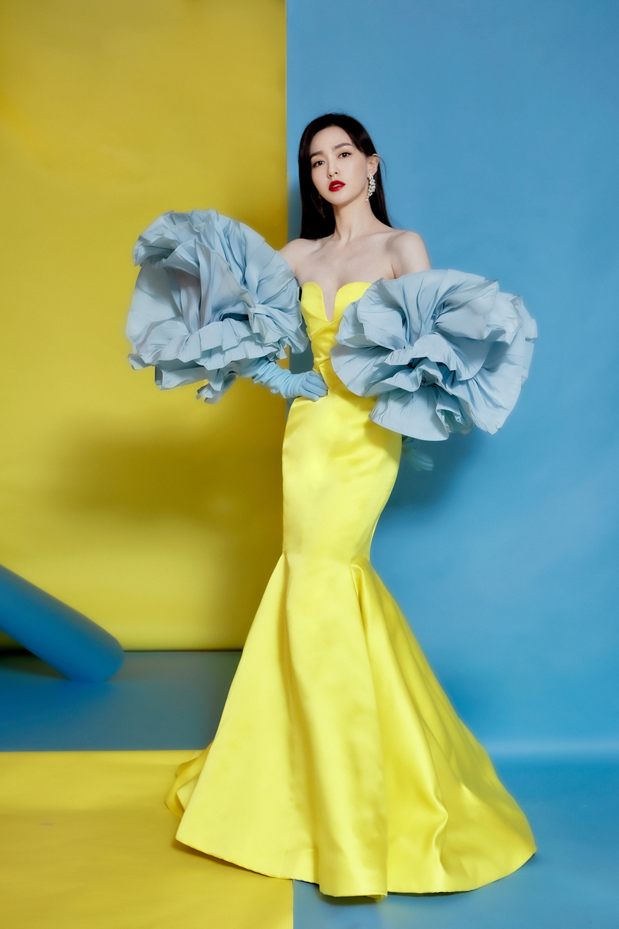 唐嫣黄色鱼尾裙绣球花手套