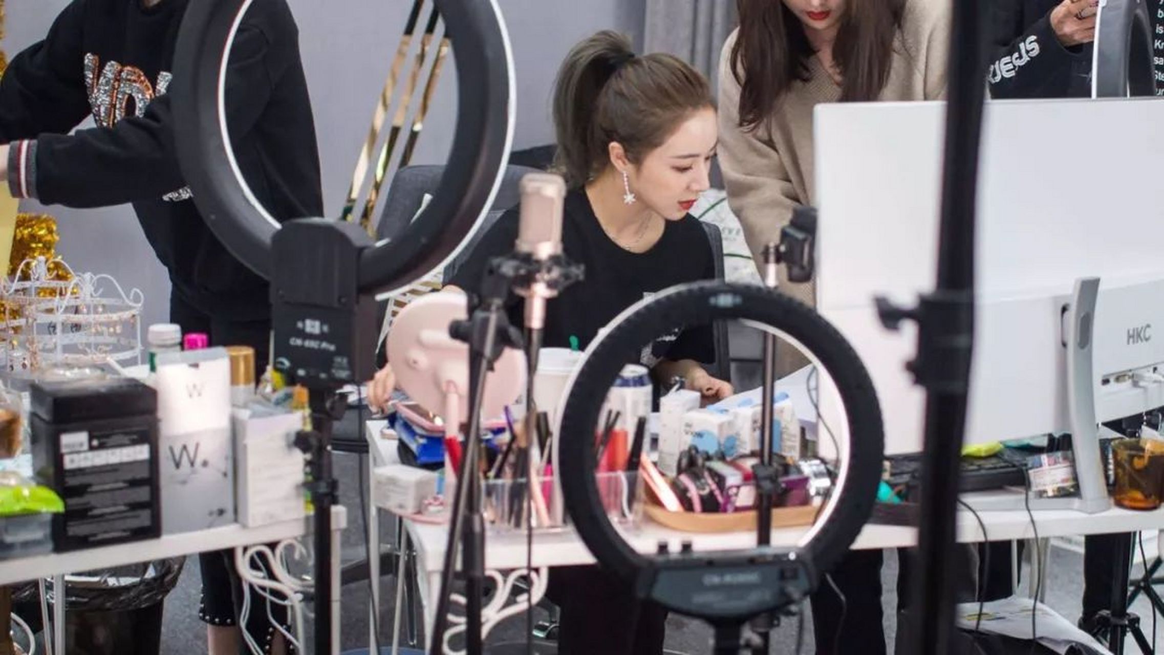 近日,有媒体报道薇娅公司在杭州花2200万拿地,很有可能准备"盖楼".