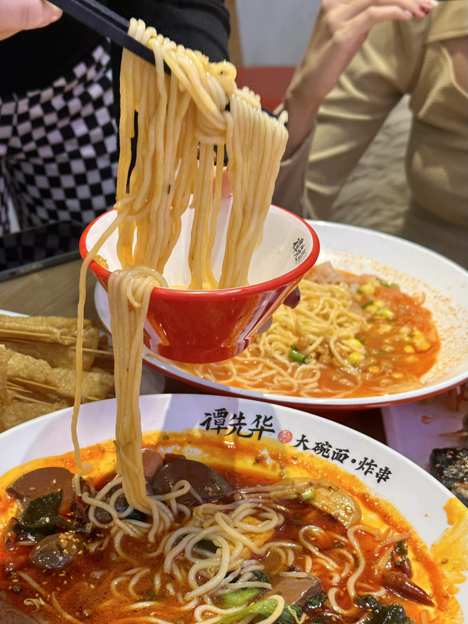 青岛十几块的炸串米线面馆,这就叫良心吧,很适合乐客城附近想吃个便饭