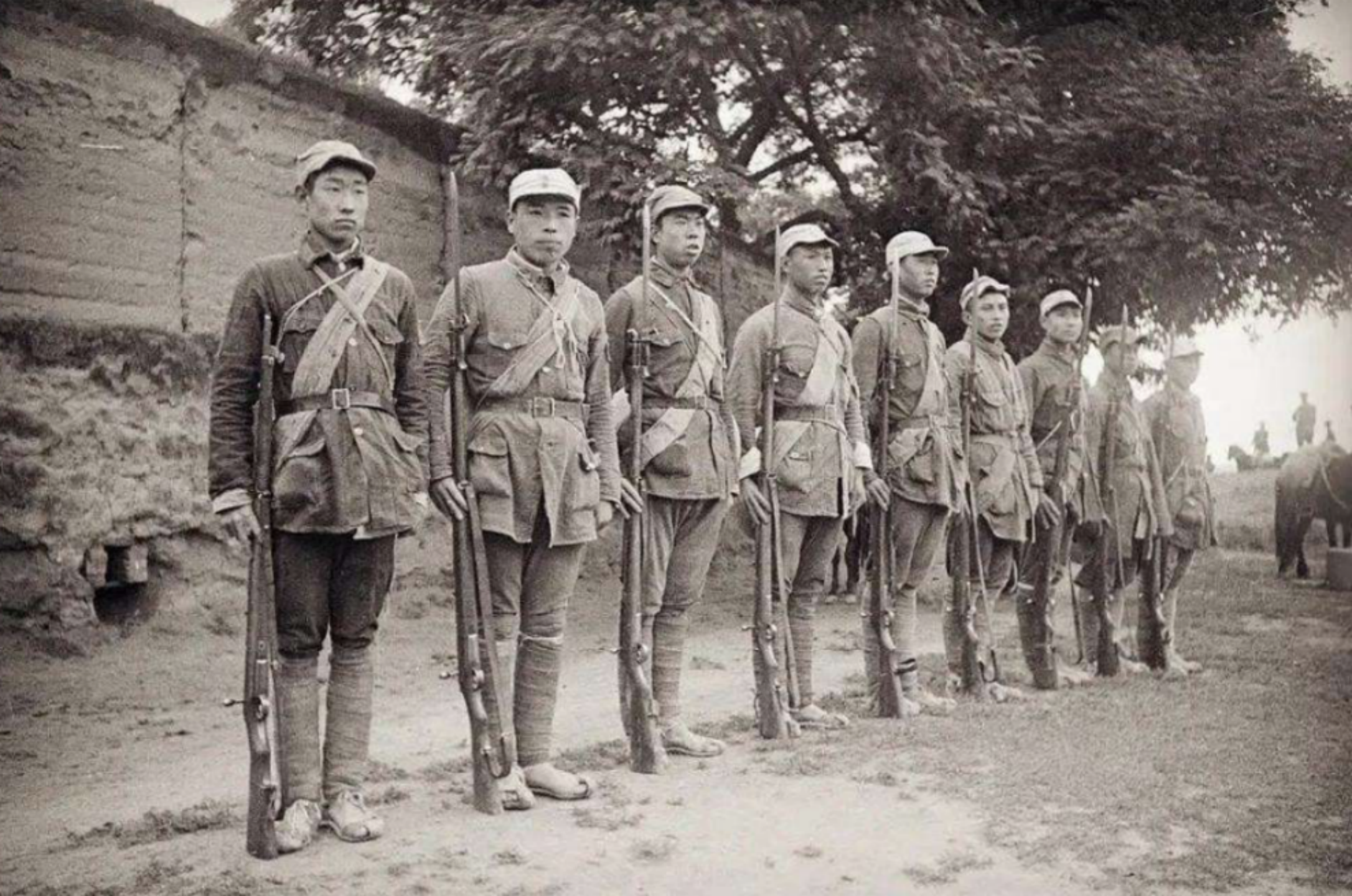 八路军的番号,为何一个月就改成了第18集团军,因为老蒋出尔反尔