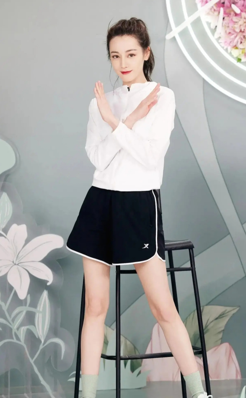 迪丽热巴穿白色上衣搭配黑色短裤,一身运动风,清新简约,温柔俏丽,动感