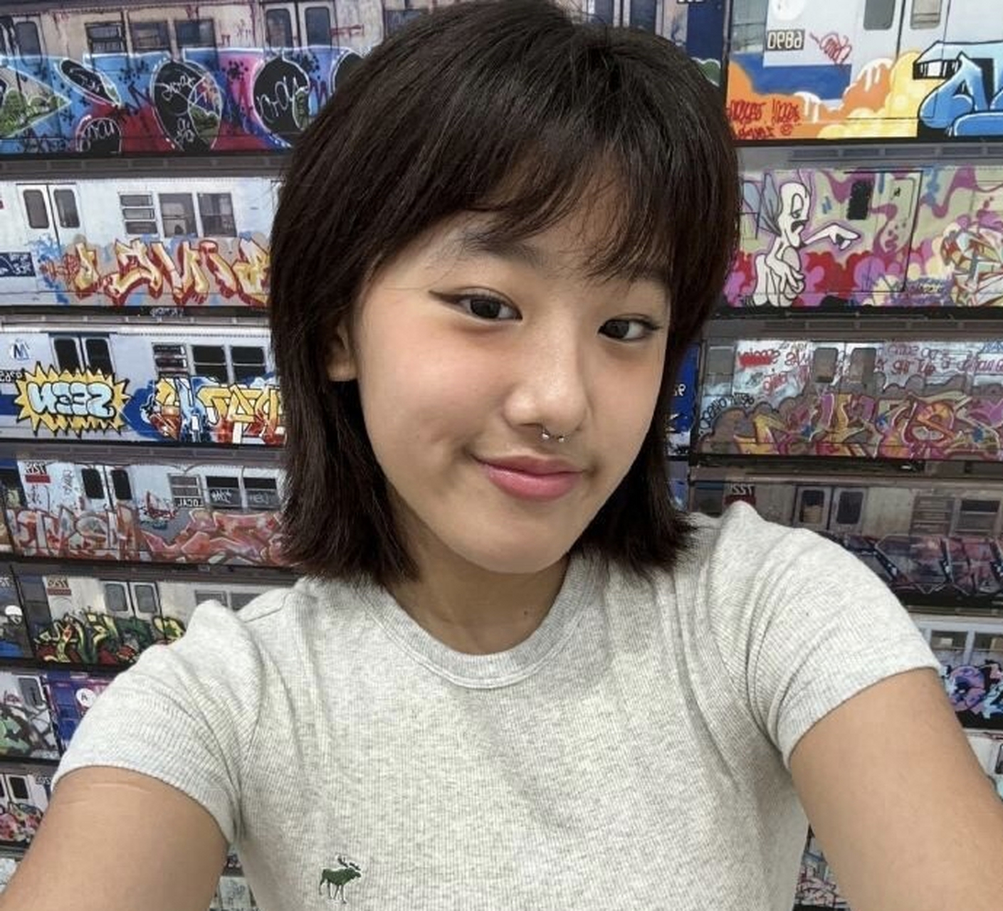 贾静雯大女儿梧桐妹打鼻环了,看着好痛的样子. 676767