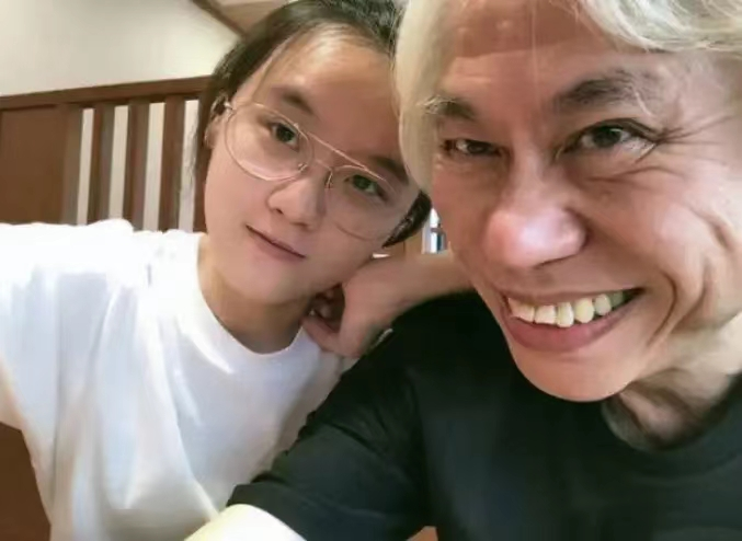 台湾爷孙恋66岁男主去世,相恋10年26岁女友悼念,网友这样说