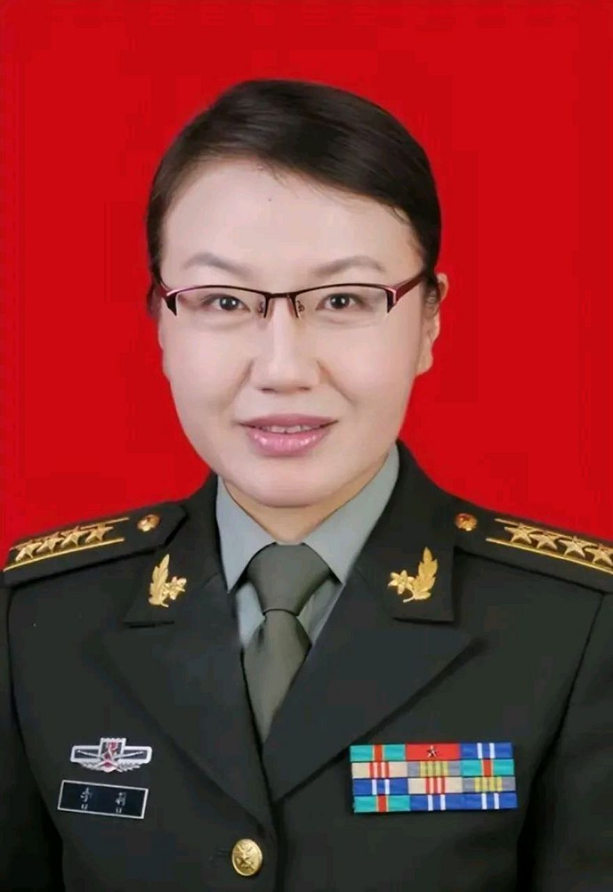 作为一名退役解放军大校和退休大学教授,李莉的观