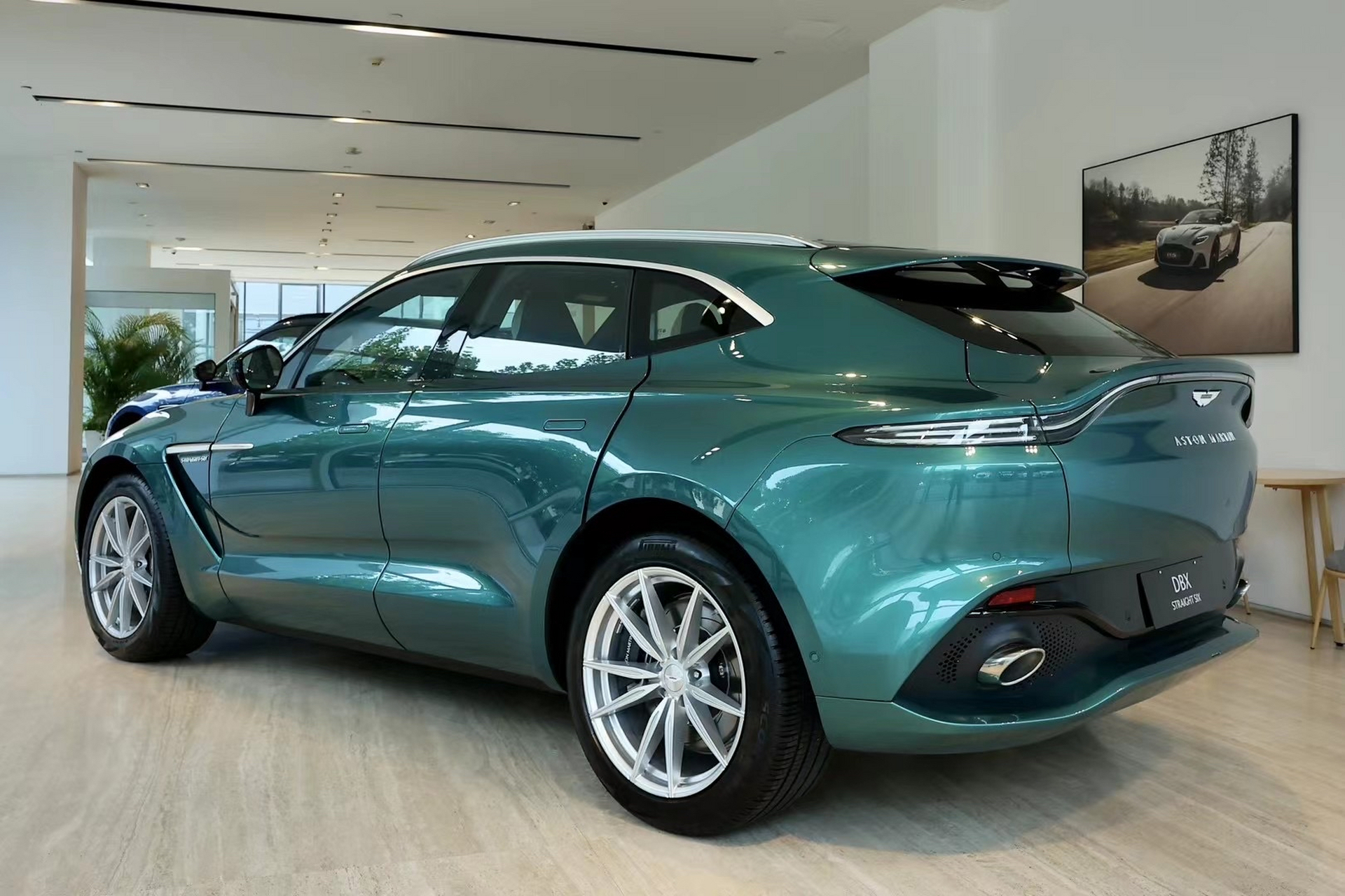 阿斯顿马丁dbx越野