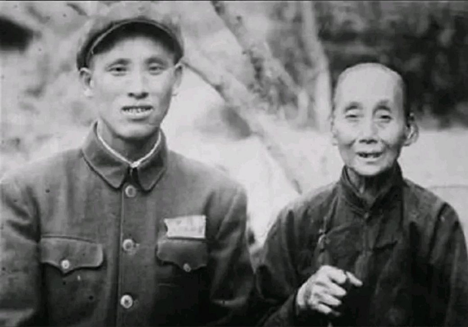 1953年,交換俘虜儀式,一位骨瘦如柴的男子顫顫巍巍向我方走來,他是