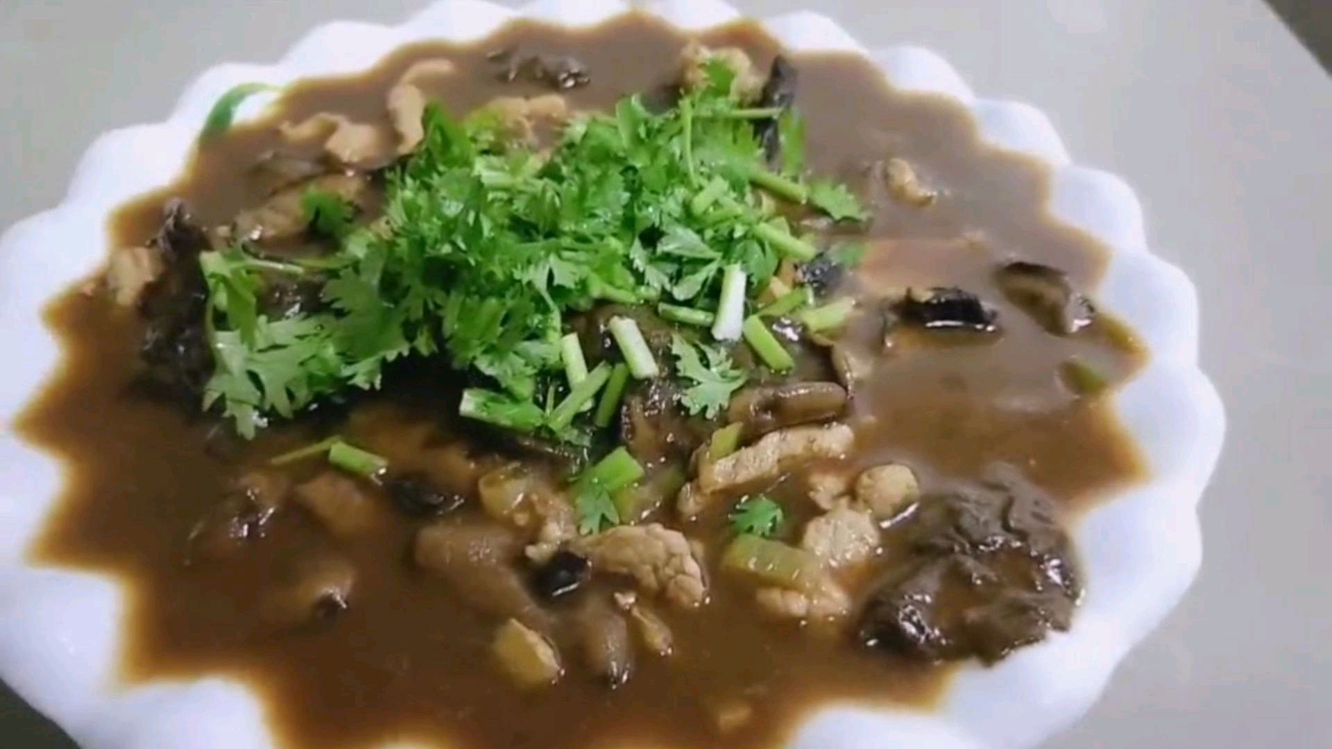 大厨用松娥炖猪肉好吃又美味看操作