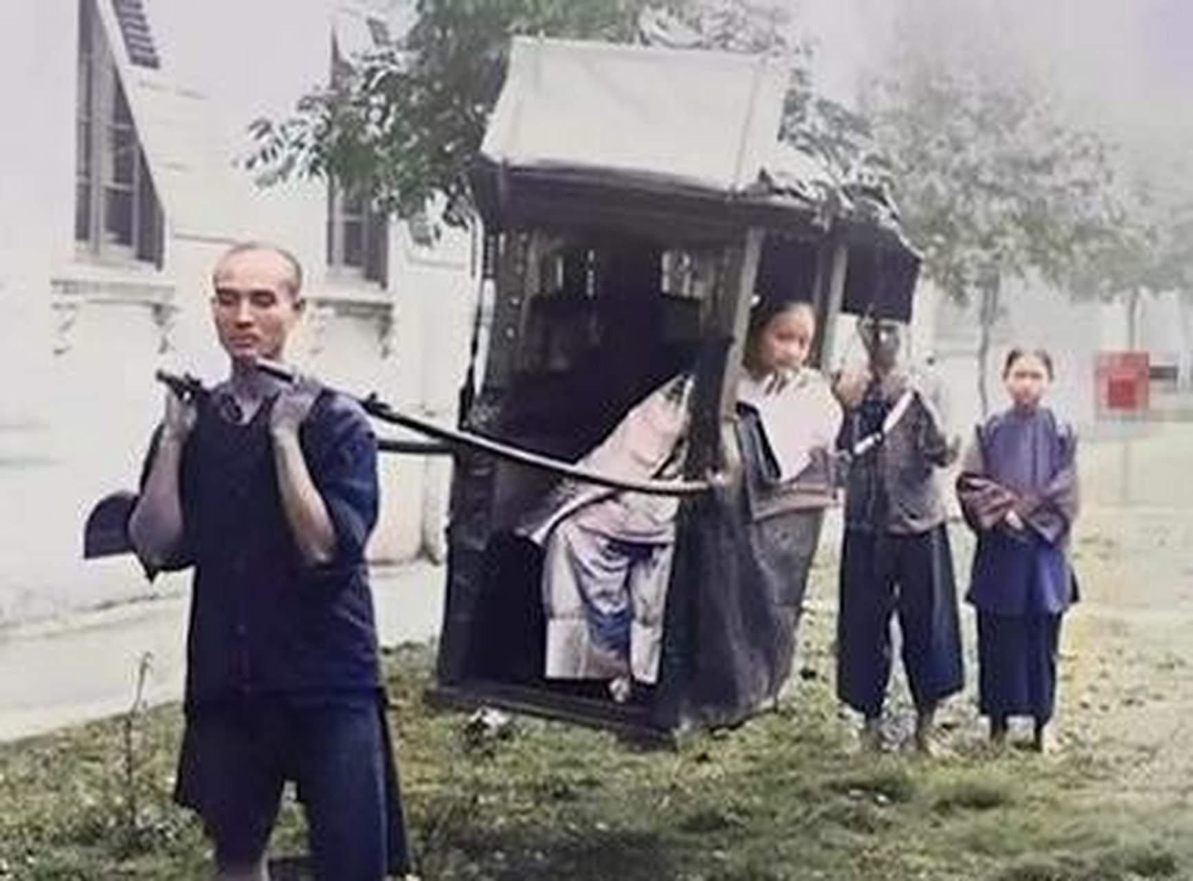 晚清时期,苦的还是老百姓,富家千金出门都是佣人抬着的,还有丫鬟跟随.