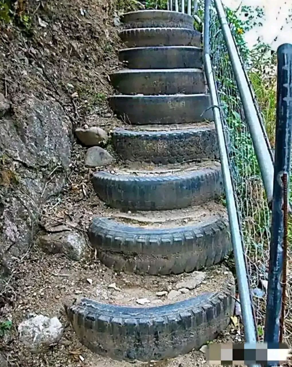 这个村长真醒目,十几万块的工程,用几个旧轮胎就搞定,废物利用,变废为