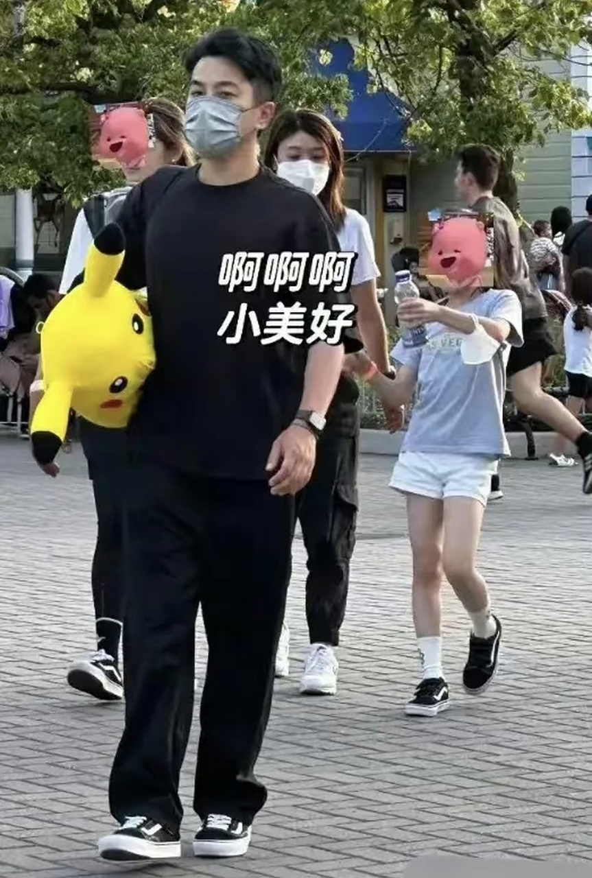 有网友在加拿大偶然遇刘恺威和小糯米,刘恺威的妹妹刘璀翎也跟着,一家