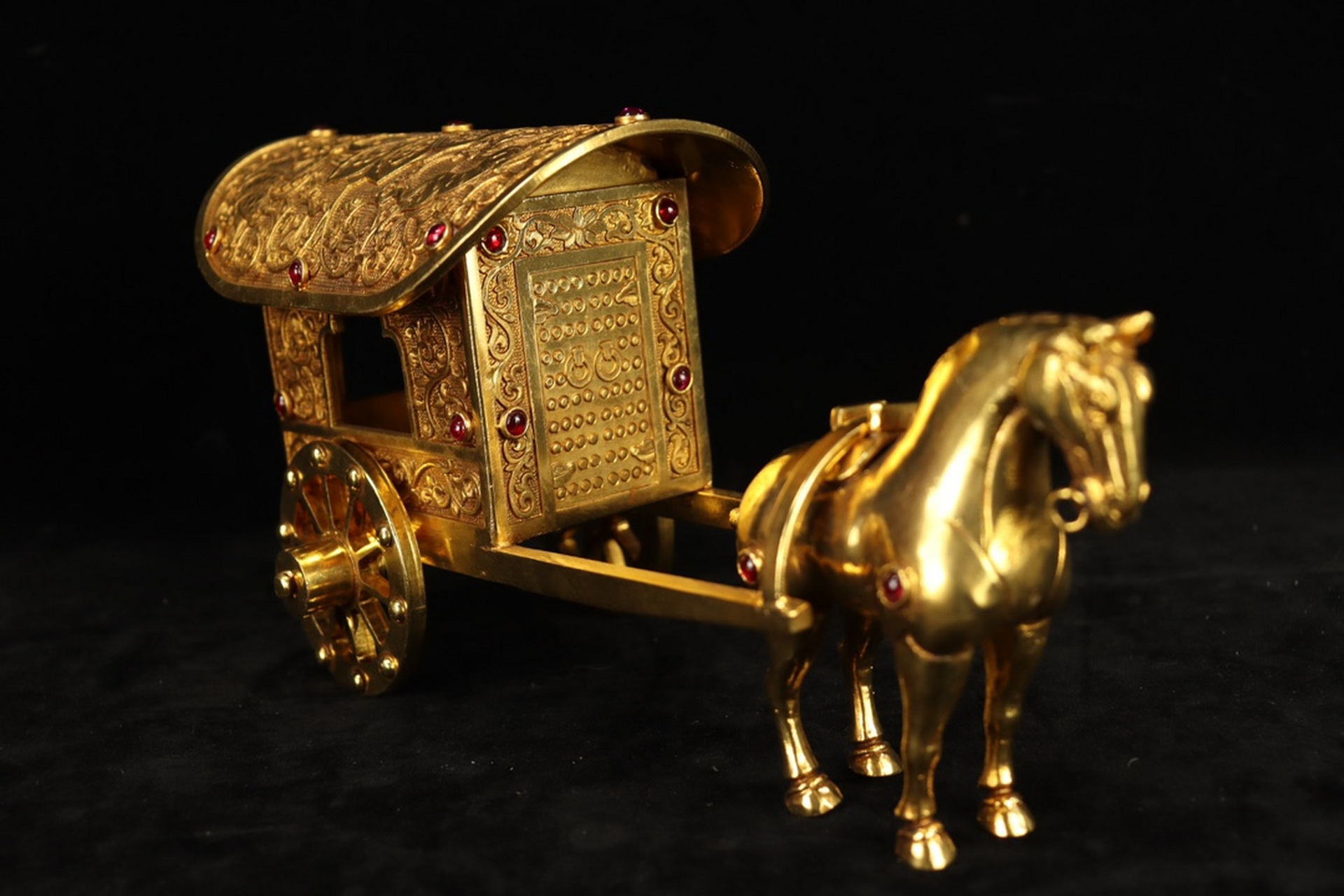 珍藏清代铜鎏金镶嵌红宝石马车,尺寸长26厘米,宽11厘米,高12厘米.