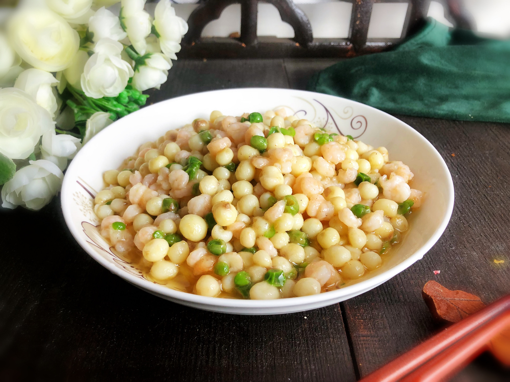 弹牙的鸡头米与鲜嫩的河虾仁炒一炒,在家轻松搞定酒店的百元大菜