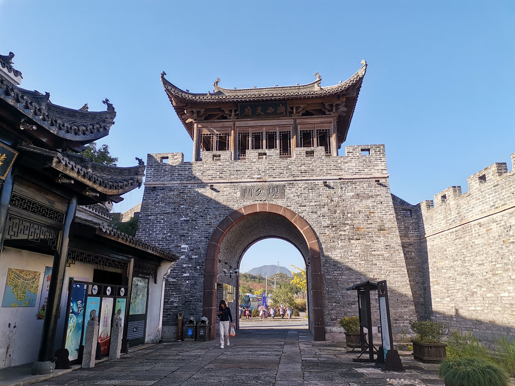 如不能见到真的水下狮城和贺城,看一座假的也蛮有收获:秋意盎然,牌坊