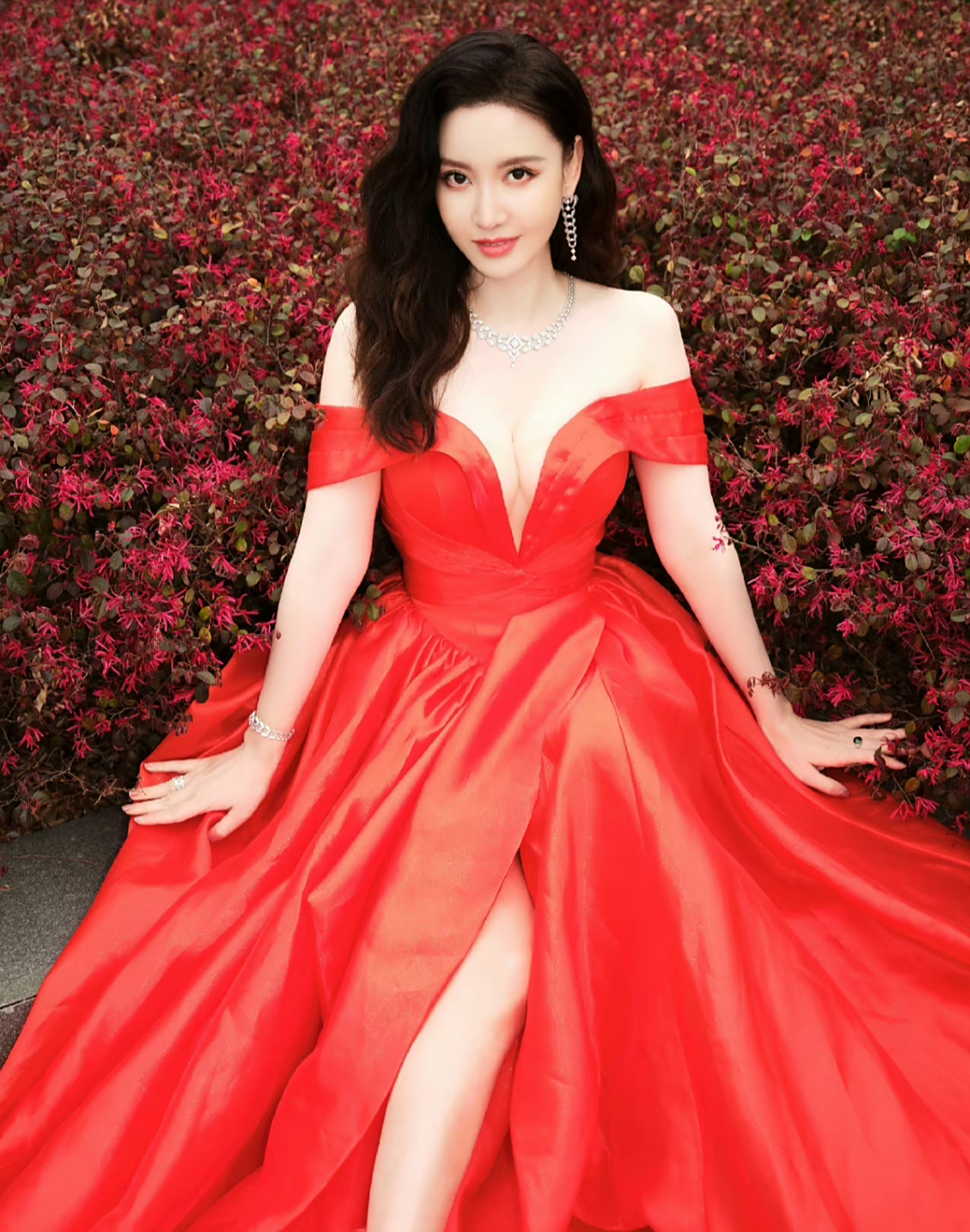 张萌# 全新活动造型,一袭红裙,热烈明媚
