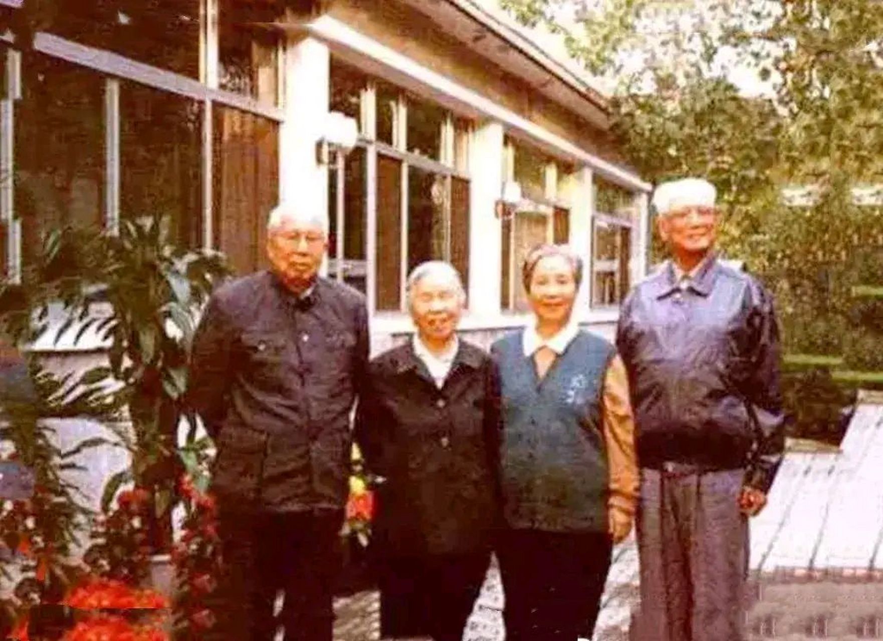 80年代,张震将军与妻子马龄松(右侧)同王平将军和夫人范景新在一起的