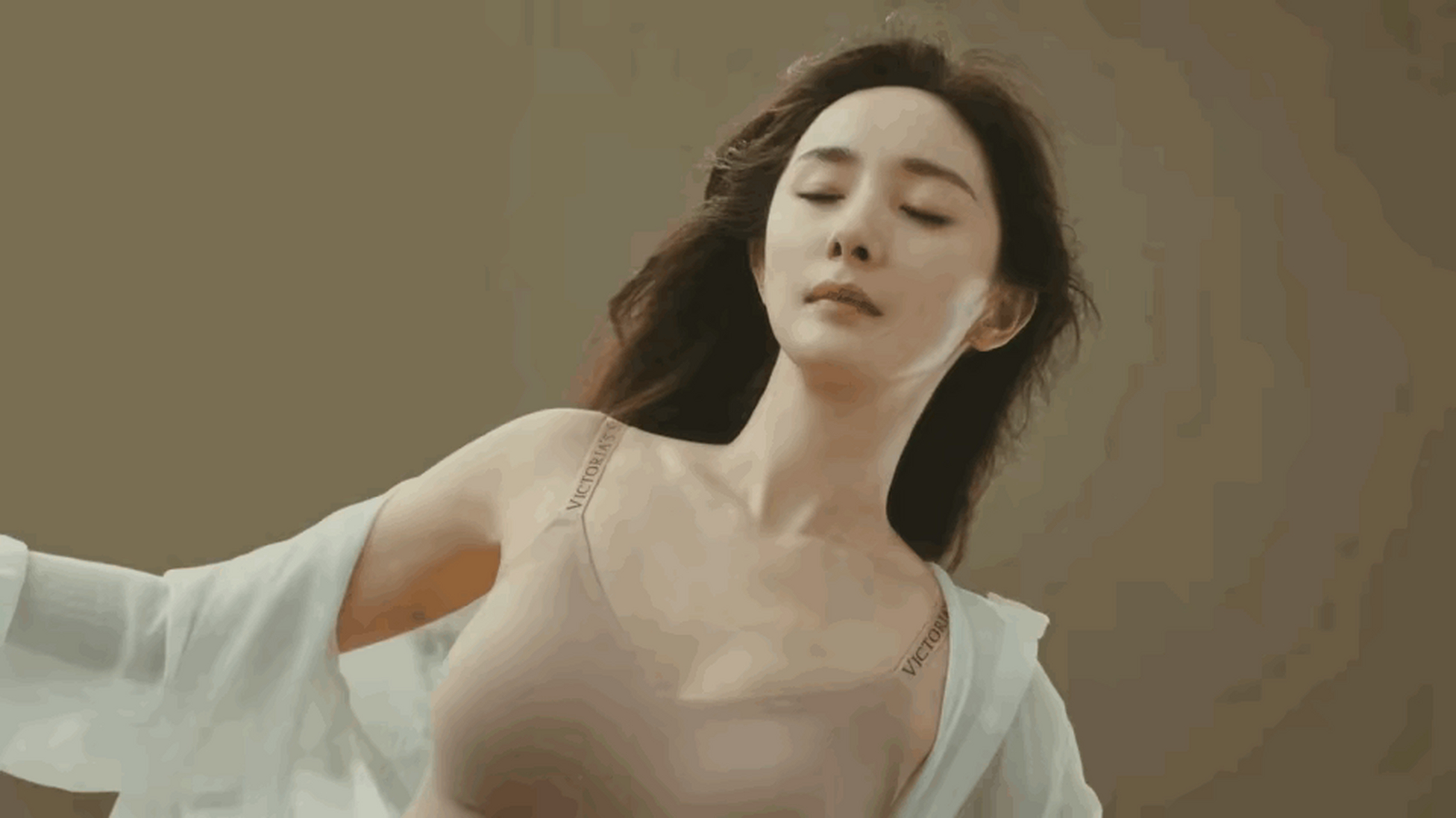 杨幂的内衣广告还是很不错的,看不出来结婚生过孩子,并且已经37岁了