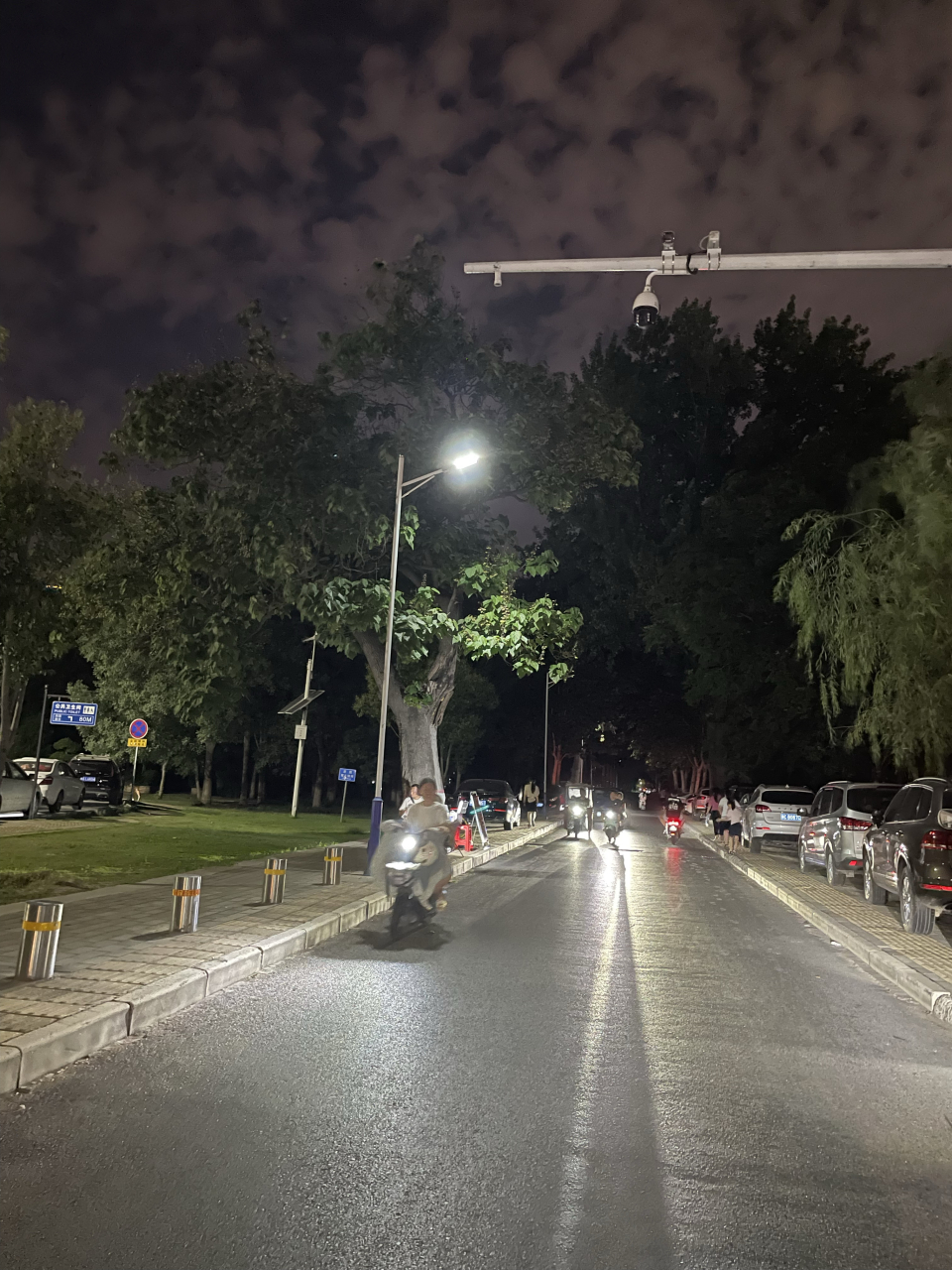 今天下班晚了,从公司出来,天已擦黑,竟然在路口看到还有交警在那兢兢