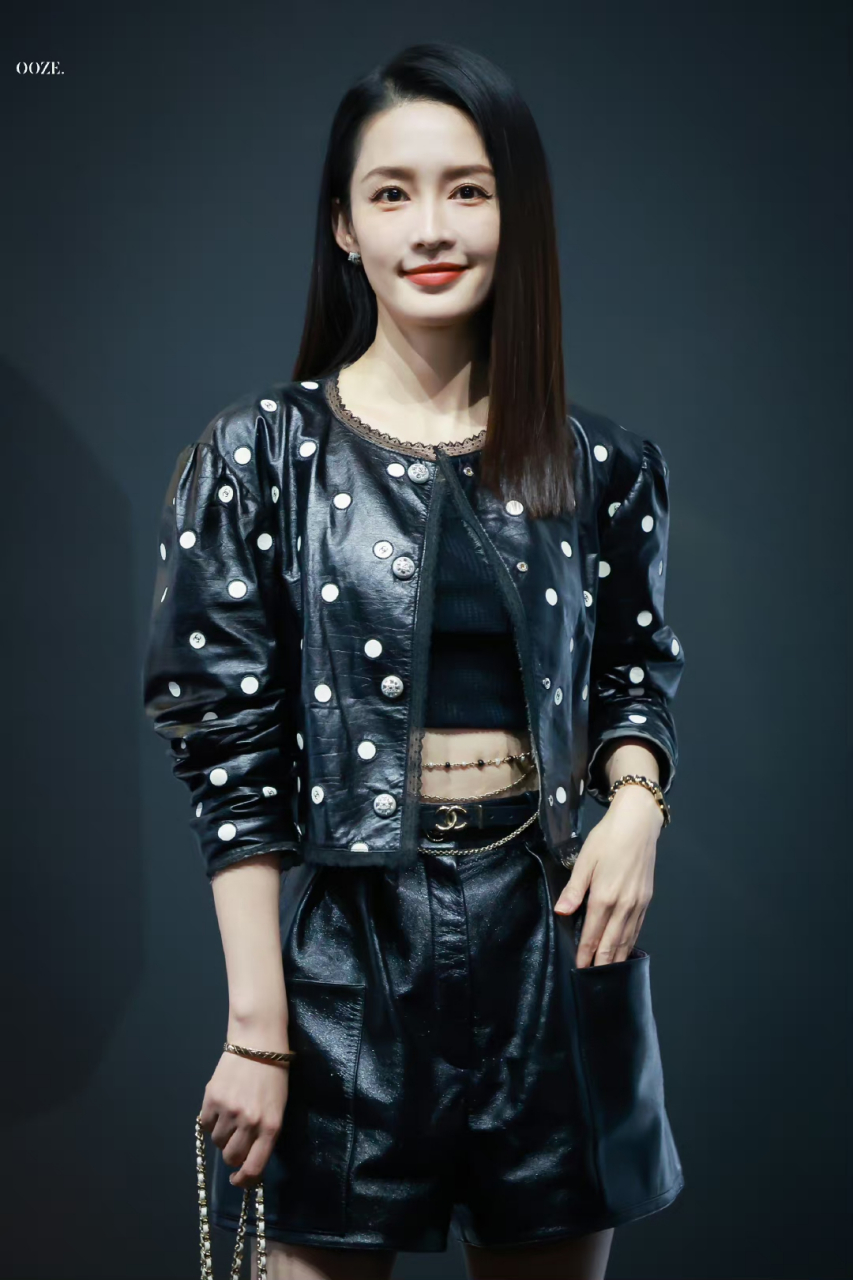 李沁黑长直配上波点皮衣造型,又酷又飒,笑容甜美可爱～ #李沁# #明星