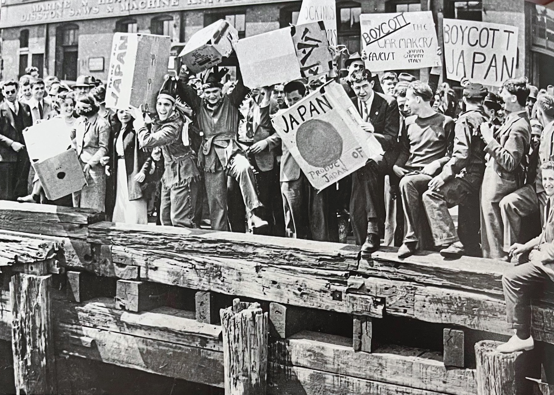 该地学生五百余人,广大群众举行盛大的反侵略运动,以日货三十八箱投入