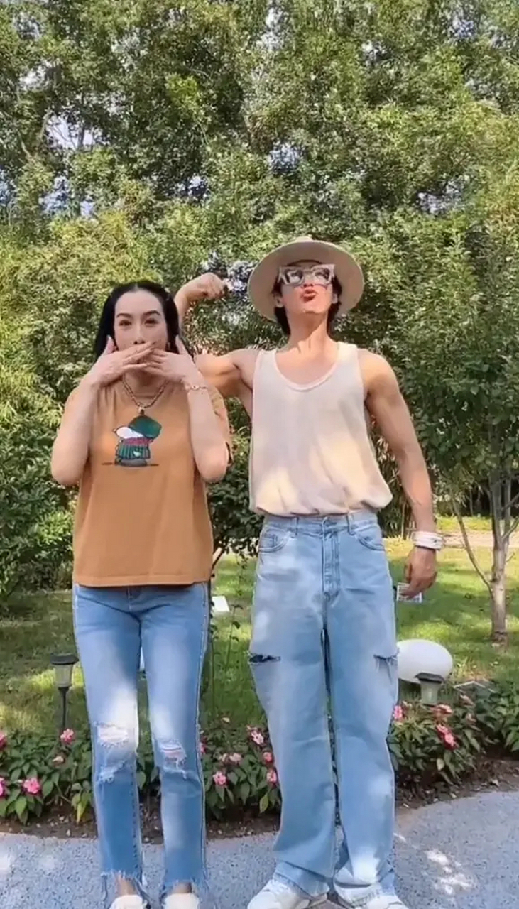 钟丽缇与张伦硕在小路边跳舞亲吻!