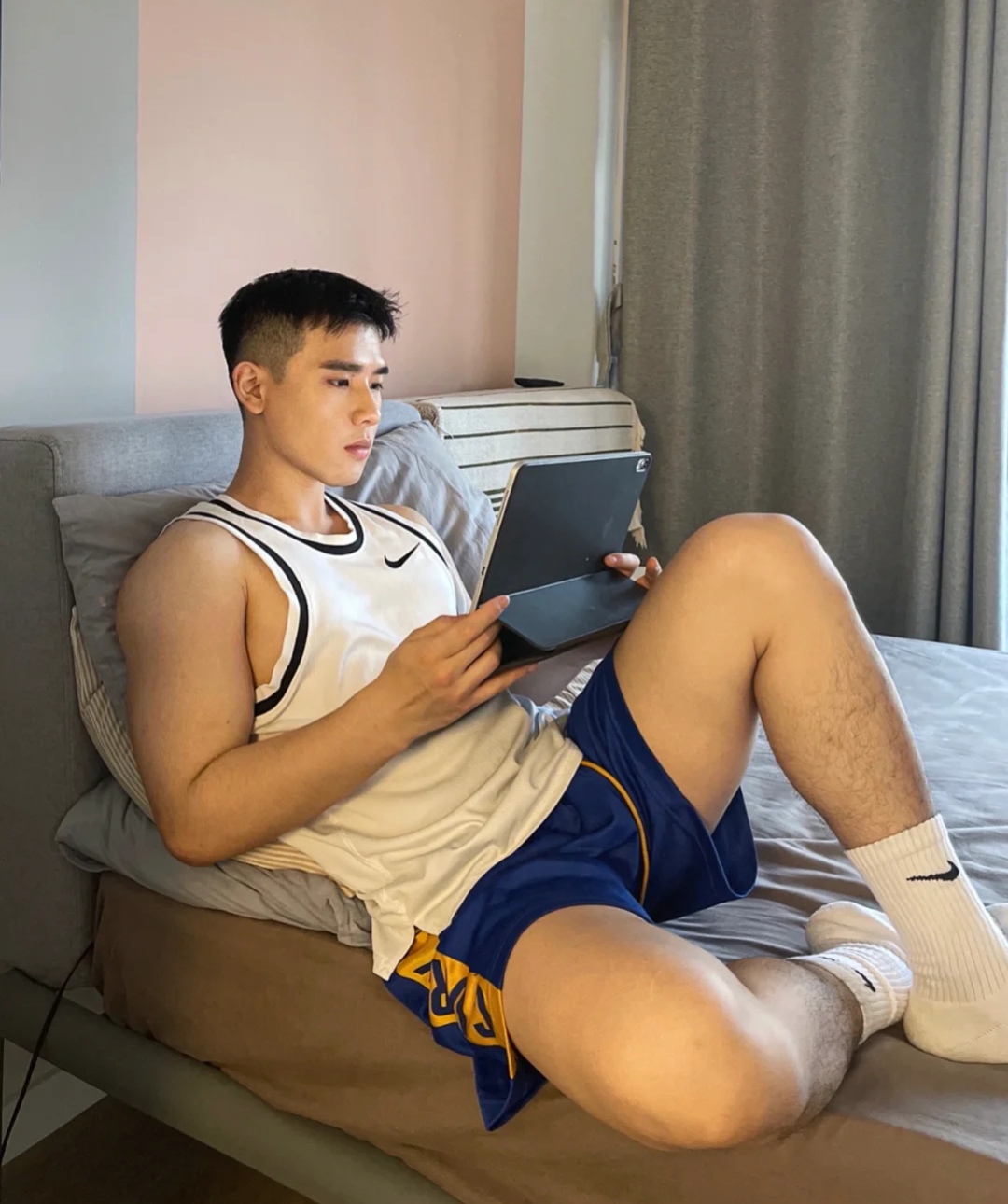 宅男体育生的居家生活写真,简单,随意,展现天性,男友力爆棚!