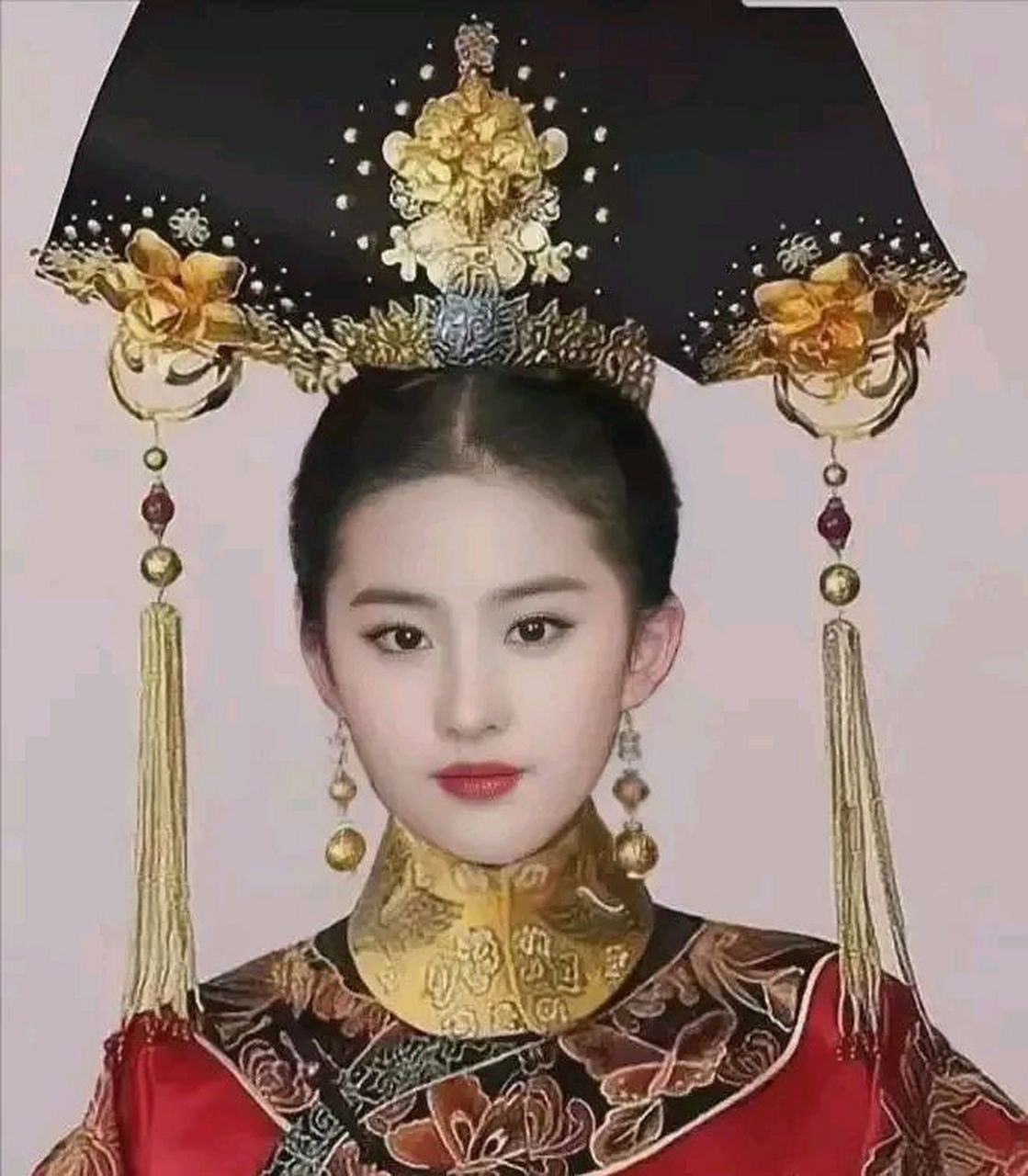 刘亦菲拍摄的清代嫔妃造型照引发了广泛的关注!她的颜值令人叹为观止.