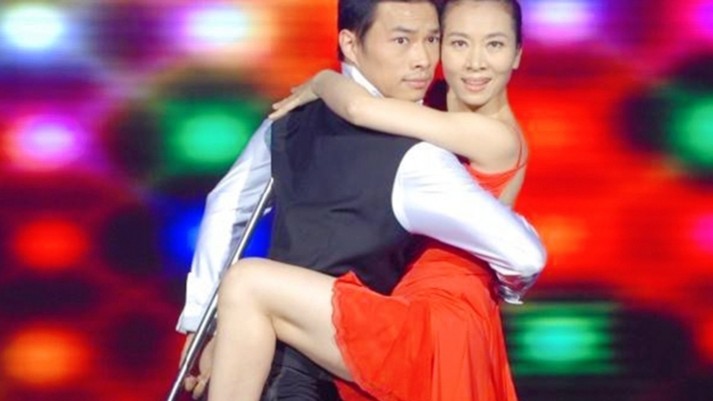 翟孝伟,河南濮阳人,38岁,著名青年舞蹈家,被誉为单腿舞王
