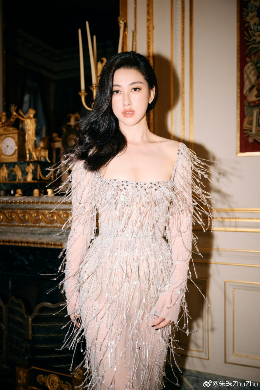 养眼美女# 顶级美女朱珠高颜值写真,气质俱佳.