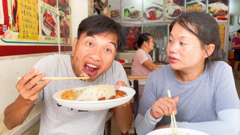 广西炮哥带老婆吃大餐,30块钱两份儿吃撑,看看她吃的啥,好实惠