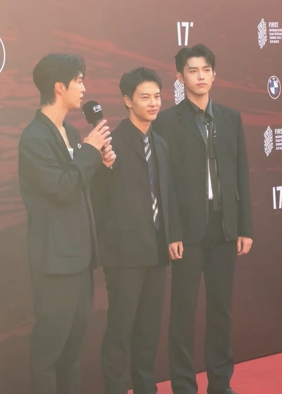 陈飞宇,范丞丞,尹昉first红毯同框,好养眼的画面~ 676767#娱圈